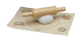 Jeux d'imitation en bois et tissu pour enfant representant un atelier à pain, il est composé d'un tapis à pâtissier avec posé dessus un pompon en laine et un rouleau à patissier en bois