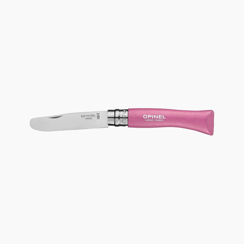 Couteau pour enfant de la marque Opinel. Le couteau est sur un fond blanc, il a une lame arrondie et un manche en bois de couleur rose