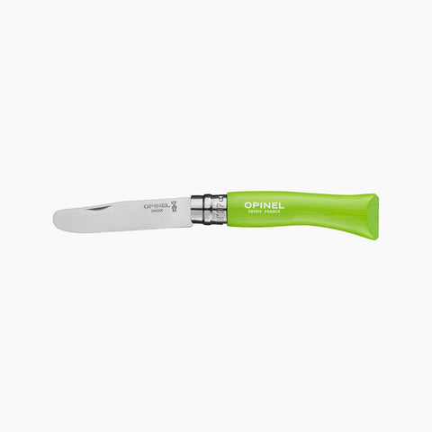 Couteau pour enfant de la marque Opinel. Le couteau est sur un fond blanc, il a une lame arrondie et un manche en bois de couleur vert pomme