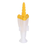 Moule à glace en forme de fusée, posé sur un fond blanc. La base du moule est blanc et le pic est de couleur jaune