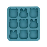 Moule multiportions de couleur bleu en forme d'animaux, il y a 9 compartiment avec des formes différentes. Le moule est pris en photo sur un fond blanc