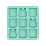 WM Moule multiportions de couleur vert d'eau en forme d'animaux, il y a 9 compartiment avec des formes différentes. Le moule est pris en photo sur un fond blanc