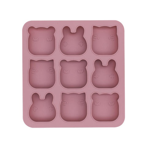 Moule multiportions de couleur rose en forme d'animaux, il y a 9 compartiment avec des formes différentes. Le moule est pris en photo sur un fond blanc