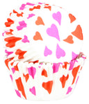 Moules à cupcakes et muffins de couleurs blans avec des motifs coeurs rose et rouge. Ils sont emboités les uns aux autres et sont disposés sur un fond blanc