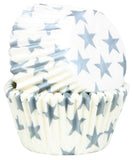 Moules à cupcakes et muffins de couleurs blans avec des motifs étoiles argentées. Ils sont emboités les uns aux autres et sont disposés sur un fond blanc