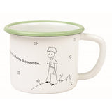 Photo d'un mug de couleur blanc avec les rebords arrondis et everre d'eau. Sur le mug il y a une illustration du Petot Prince avec un phrase d'inscrite