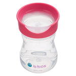Bt12 tasse pour enfant transparant avec un couvercle transparant et un contour rose. Elle est positionnée sur un fond blanc, la couvercle est plat et forme une coupelle