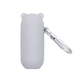Etui pour pour paille keepies en forme d'ours de couleur gris et disposé sur un fond blanc. L'etui est attaché avec un mousqueton de couleur gris