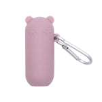 Etui pour pour paille keepies en forme d'ours de couleur rose et disposé sur un fond blanc. L'etui est attaché avec un mousqueton de couleur gris