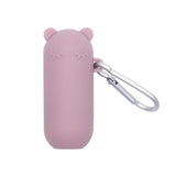 Etui pour pour paille keepies en forme d'ours de couleur rose et disposé sur un fond blanc. L'etui est attaché avec un mousqueton de couleur gris