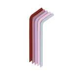 Pailles restituables en silicone alimentaire disposées sur un fond blanc. Les pailles sont coudées et biseautées, elles sont de couleurs pastelles rose et bleus. Il y a 5 pailles, collées les unes aux autres
