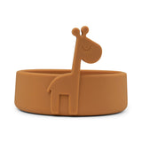 Peekaboo Bol en silicone de couleur marron  avec des rebords arrondies et une girafe en relief sur le rebord. La photo est prise sur un fond blanc
