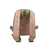 Arrière d'un Sac à dos pour enfant sur fond blanc. Le sac est de couleur rose avec des motifs en forme d'arc en ciel et d'arbre. les brettelles sont ajustables et rembourées. Les sangles sont de couleurs kaki