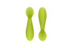 Photo de 2 petites cuillères en silicone pour bébé de couleurs vertes. Les 2 cuillères sont posées sur un fond blanc et elles sont posées a l'envers des une des autres