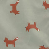 Gros plan sur les details d'une pochette à snack en tissus de couleur kaki avec des illustrations de renards