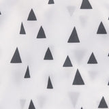 Gros plan sur les details d'une pochette à snack en tissus de couleur blanche avec des illustrations de triangles noirs
