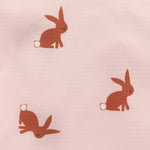 Gros plan sur les details d'une pochette à snack en tissus de couleur rose avec des petits lapin roux