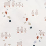 Gros plan sur les motifs moutons d'une pochette à goûter. Les mouton sont de faces et de coté et il y a des pois de couleurs beige, bleu et bordeaux