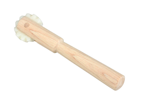 Roulette découpe-pâte pour enfant sur un fond blanc. Le manche est en bois et la roulette en plastique