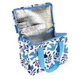 Sur fond blanc, sac isotherme de forme carré avec des illustration de couleurs bleus dessus représentant des fleurs et des hirondelle. Le sac à 2 anses de transport de chaque coté. le sac est ouvert
