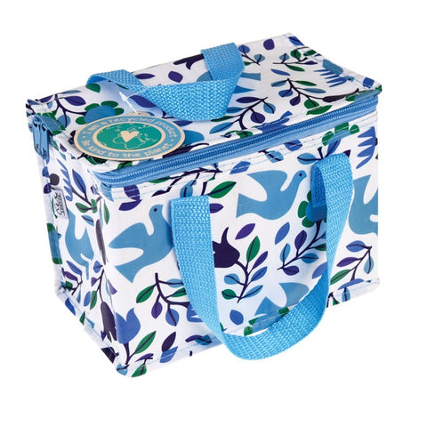 Sur fond blanc, sac isotherme de forme carré avec des illustration de couleurs bleus dessus représentant des fleurs et des hirondelle. Le sac à 2 anses de transport de chaque coté