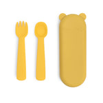 Photo d'un set de couverts pour enfant jaune, il y a une fourchette et une cuillère en silicone avec un etuis pour ranger les couverts de la même couleur, en forme d'ours endormis