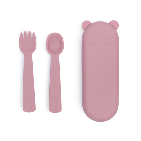 CW Photo d'un set de couverts pour enfant rose, il y a une fourchette et une cuillère en silicone avec un etuis pour ranger les couverts de la même couleur, en forme d'ours endormis