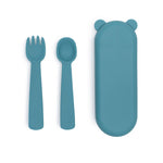 Photo d'un set de couverts pour enfant bleu, il y a une fourchette et une cuillère en silicone avec un etuis pour ranger les couverts de la même couleur, en forme d'ours endormis