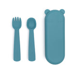 Photo d'un set de couverts pour enfant bleu, il y a une fourchette et une cuillère en silicone avec un etuis pour ranger les couverts de la même couleur, en forme d'ours endormis