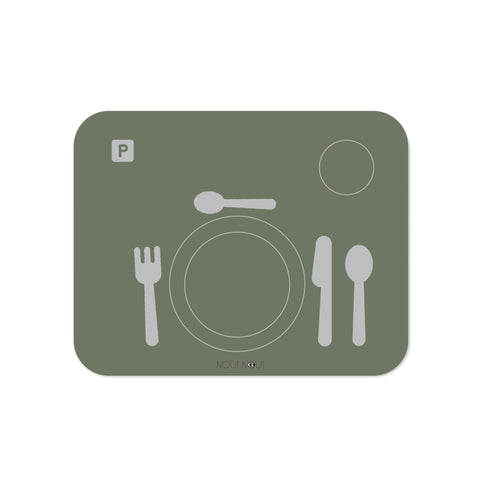 Set de table pour enfant avec des illustration de vaisselle pour apprendre à mettre la table. Le set est en forme de rectangle et il est de couleur vert olive