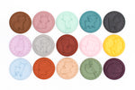 15 tampons a biscuits en silicones de 15 couleurs differentes. Ils sont ronds et posés en 3 ligne. Ils representent tous un animal differents
