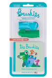 Photo sur fond transparant du coffret de la marque Brushies contenant 2 brosses à dentes de doigts pour bébé une de couleur verte et l'autre bleue. Il y a également un petit livre qui à pour titre The Brushies