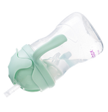 Photo sur fond transparent d'une gourde pour enfant. La gourde a un couvercle refermable avec une paille retractable transparente. Elle a 2 hanses de chaque coté. La hanse et le couvercle sont de couleur vert clair. La gourde a la tête en bas