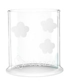 Gros plan sur un verre pour enfant transparent avec des motifs de fleur et la marque Grabease de gravé dessus