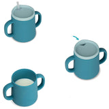 3 tasses pour enfant en silicone de couleur bleu, il s'agit de la même tasse qui évolue en fonction de son utilisation et du couvercle