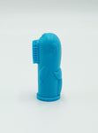 Photo d'une brosse à dents de doigts de couleur bleue. Elle est en silicone et représente une forme de baleine