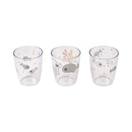 Photo de 3 verres pour enfant, les verres sont transparent avec des illustration d'animaux marin beige et marron. Les verres sont sur un fond blanc